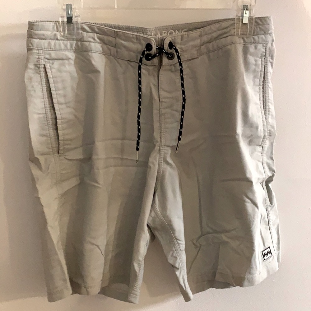 Billabong low tides men’s Boardshorts size 28